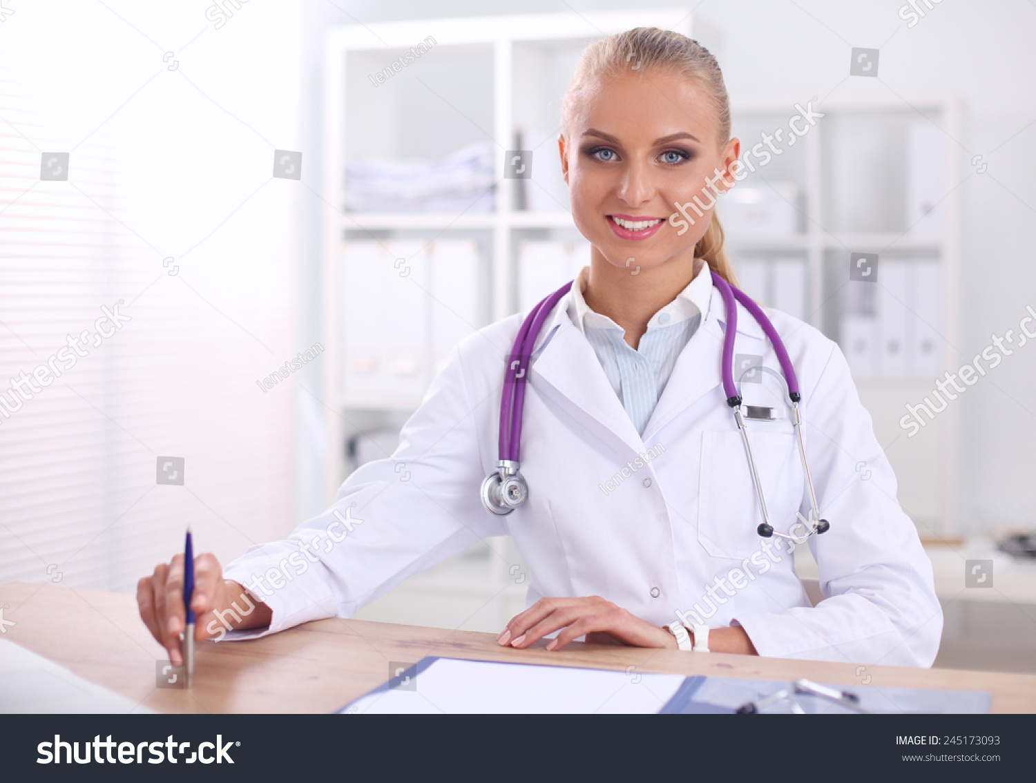 Женщина доктор за столом