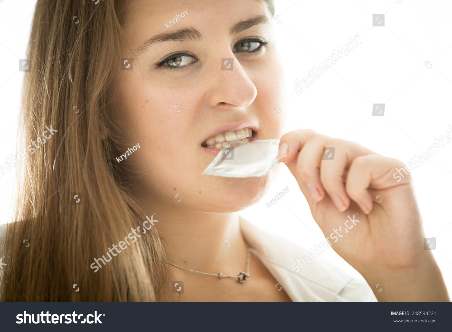 Девочка с презиком во рту