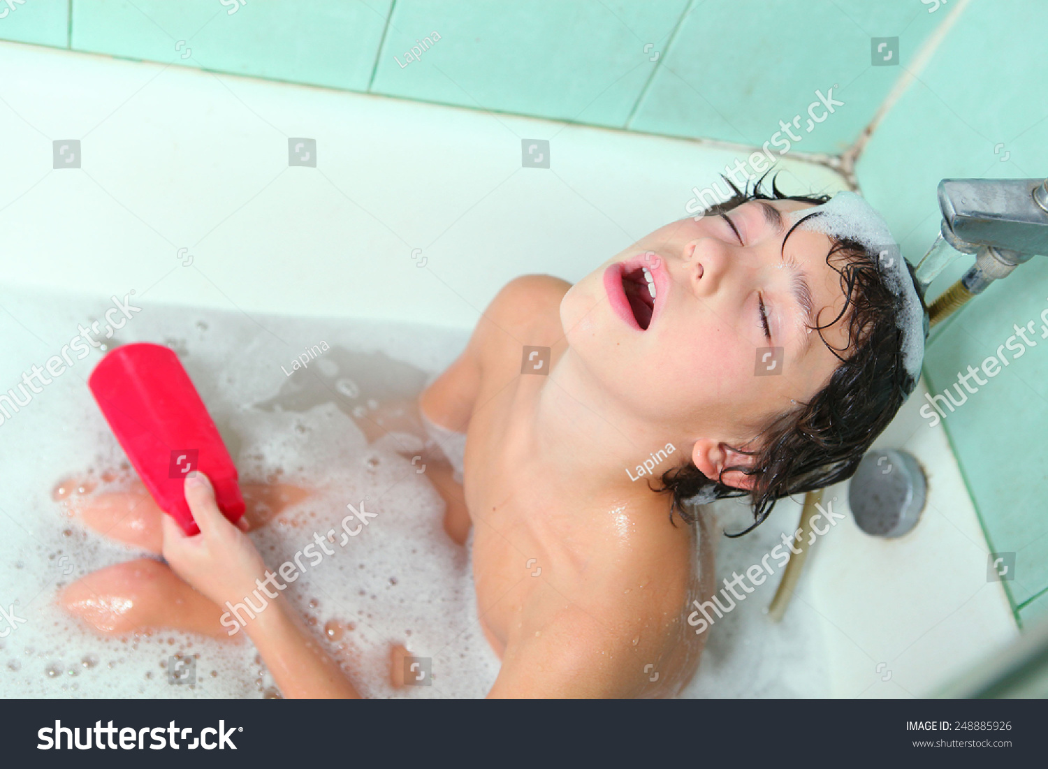 Мальчик купается в ванне