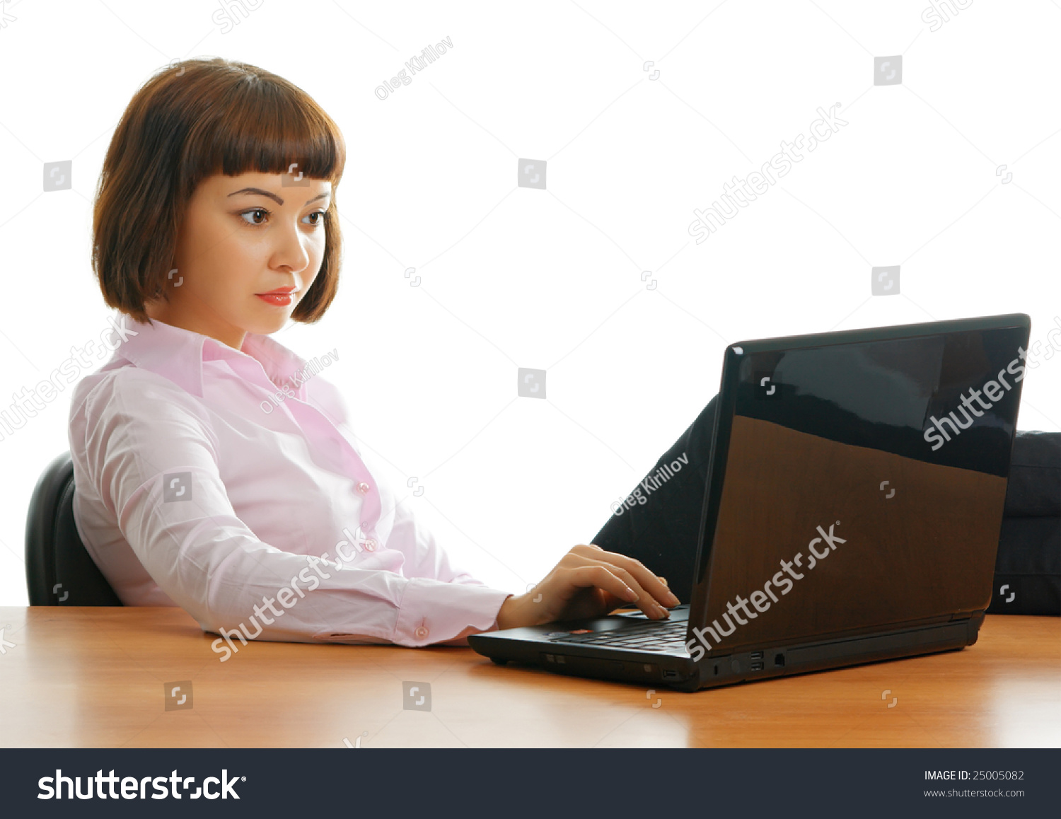 Девушка положила ноги на стол за компьютером