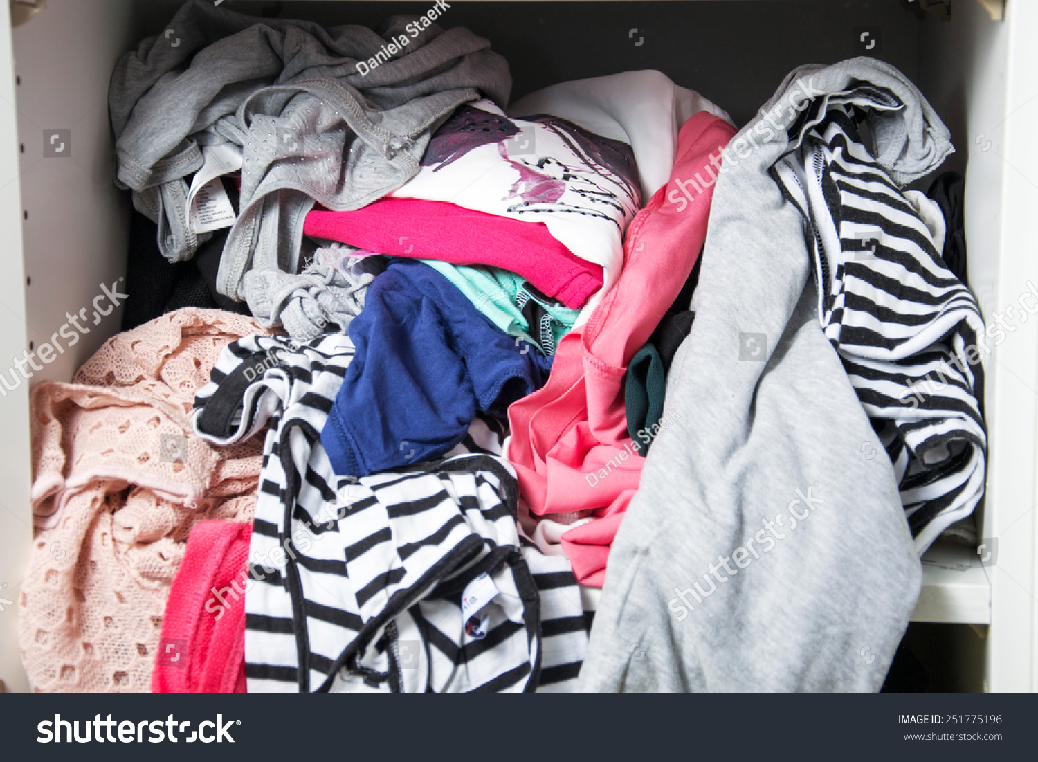 Шкаф с одеждой мутная