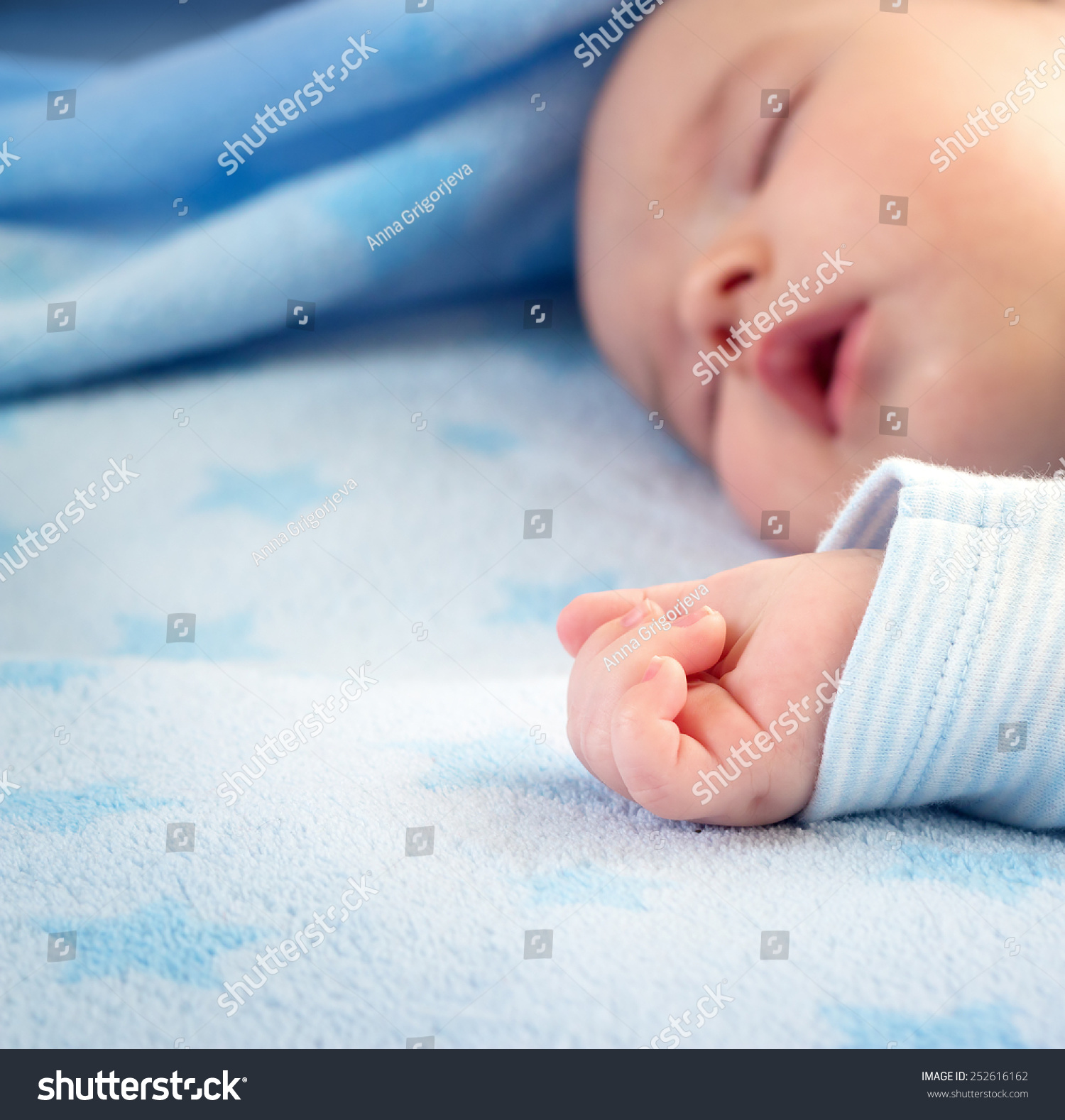 Малыш в голубом одеяльце Новорожденные