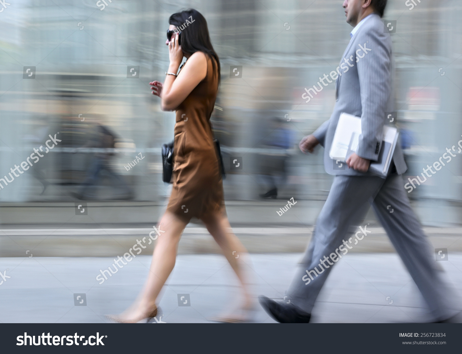 фотографии людей в движении на улице