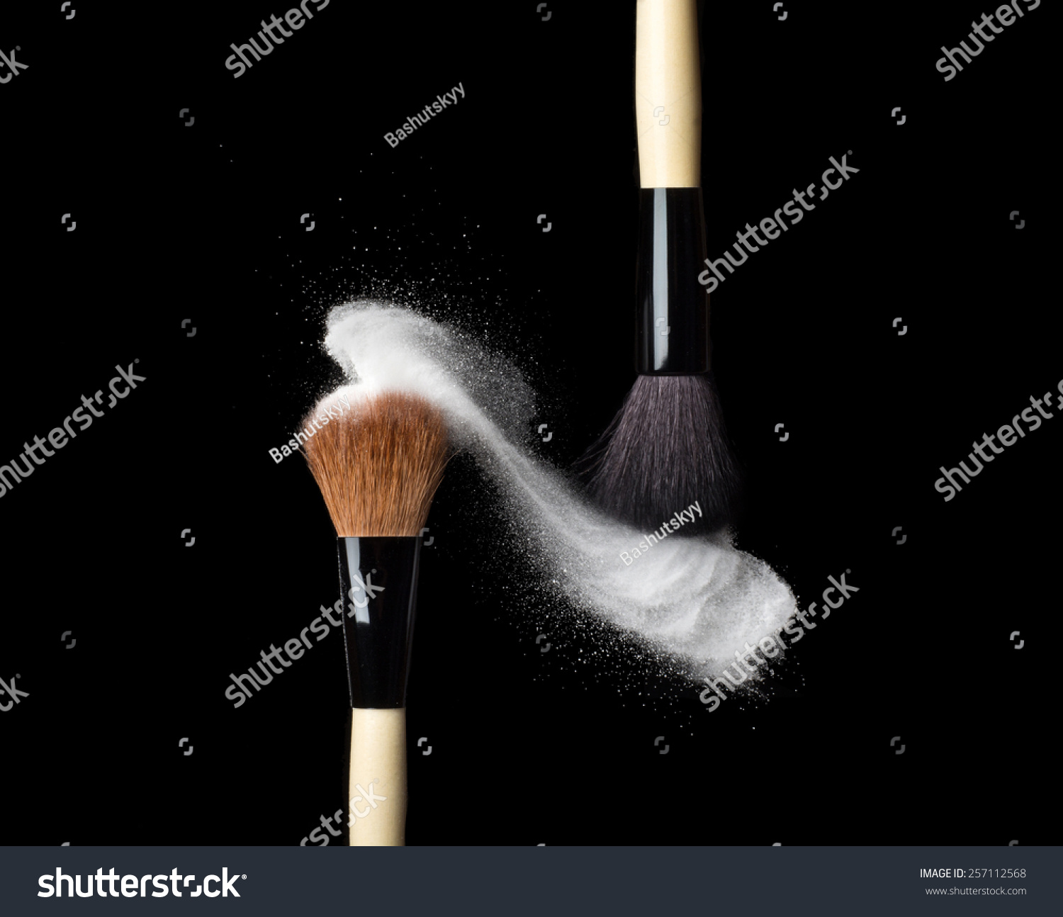 Powderbrush On Black Background Blue Powder Foto de stock 257112568