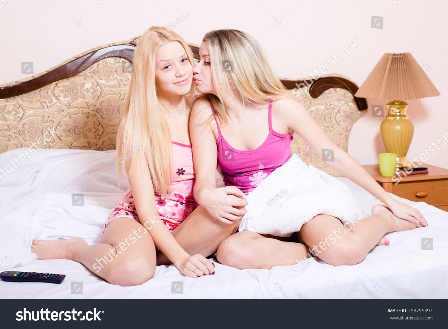 Мама полизала дочери. Две блондинки в постели. Юные подруги. Две сестрички в постели. Две сестренки на кровати.