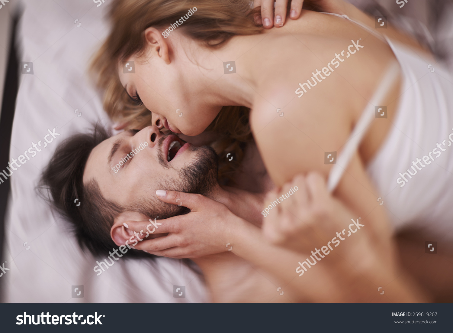 Pasión y deseo en la cama Foto de stock 259619207 Shutterstock.