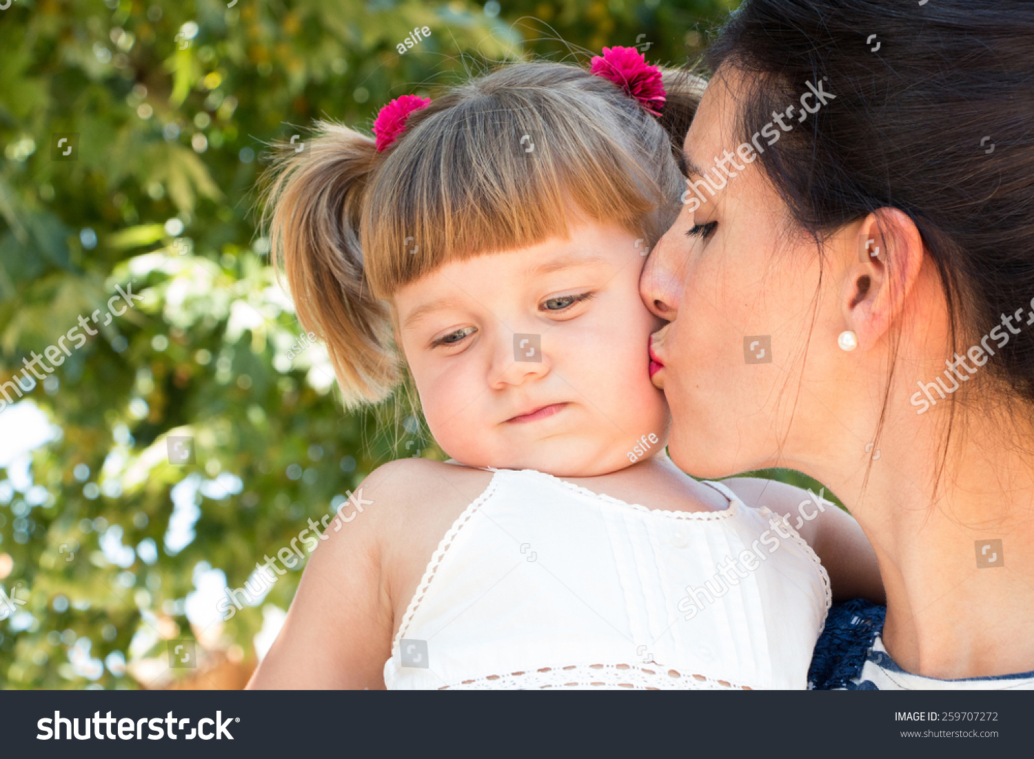 Mums daughters. Детский поцелуй в губы. Мама целует дочь. Поцелуй мамы. Девочка целует маму.