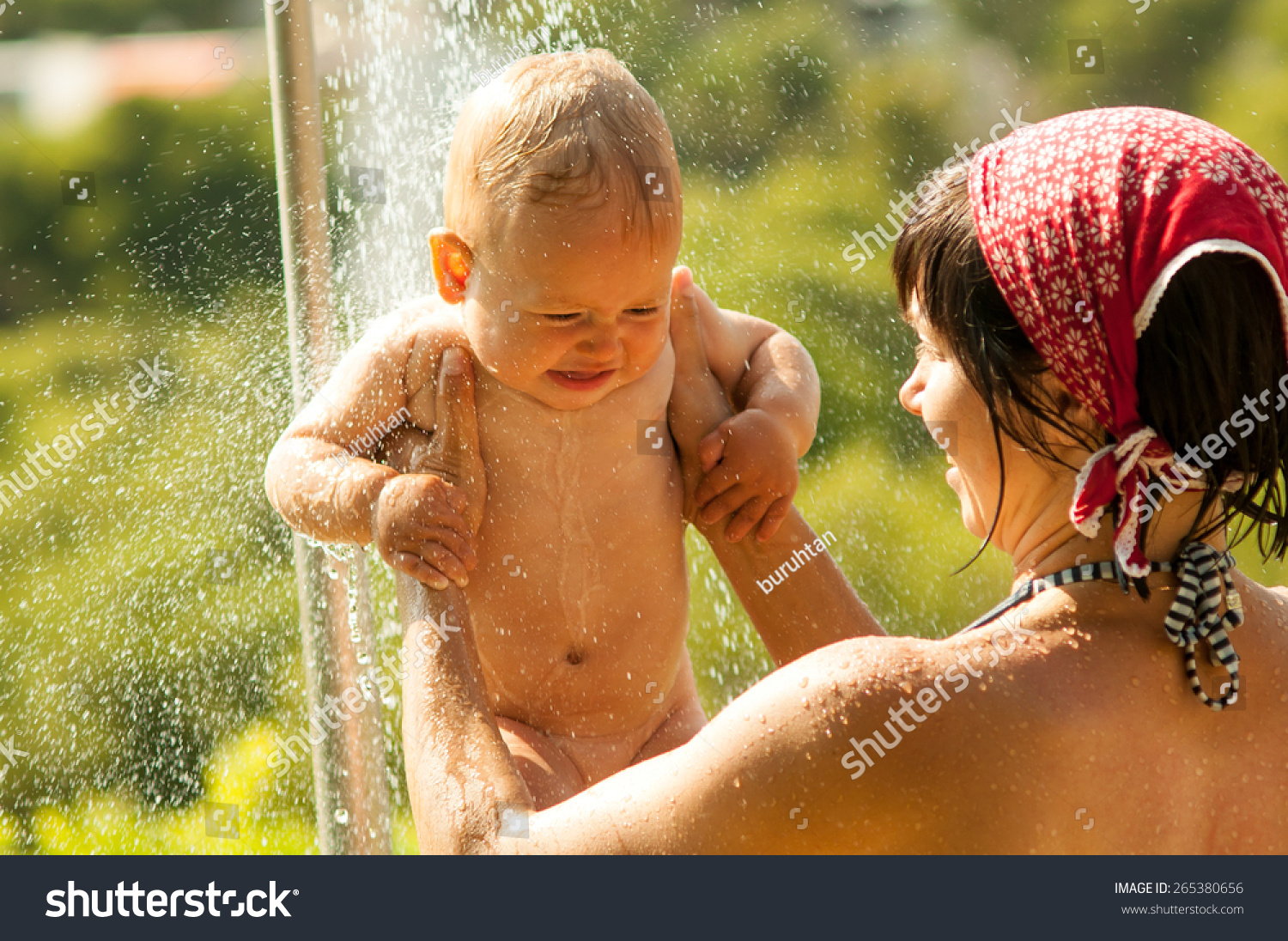 Дочь в душе видео. Малыш купается. Дети купаются в душе. Малыш купается в душе. Детишки в душе.