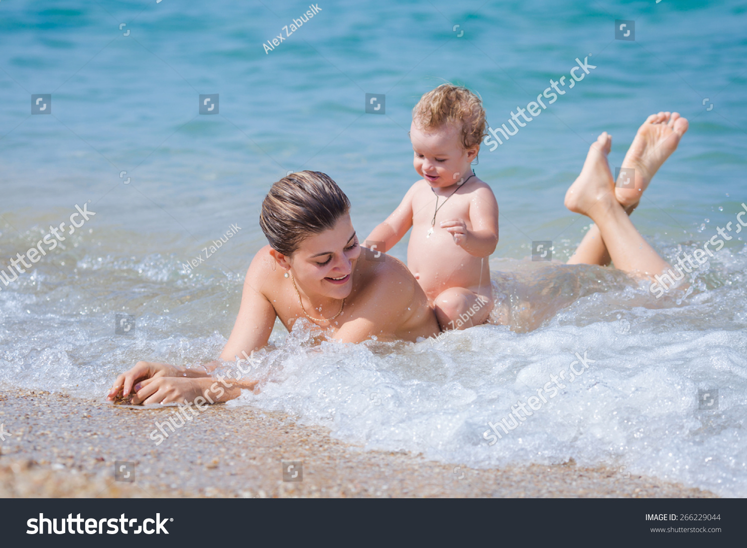 я с мамой на нудистском пляже