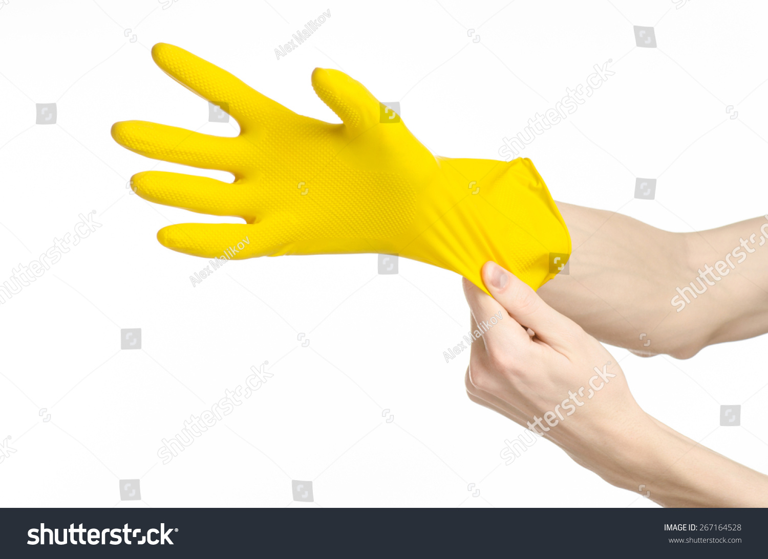 Желтое запястье. Перчатки резиновые ношаные. Рука жолтий. Девушка одевает резиновые перчатки.
