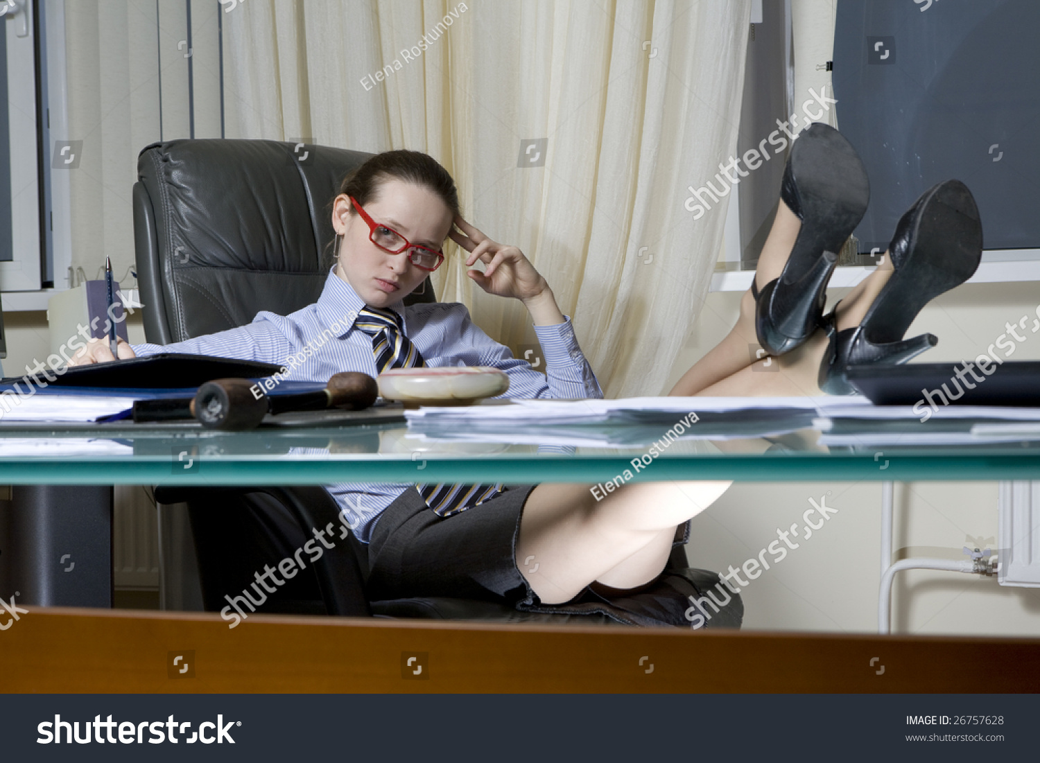 Начальник ноги на столе