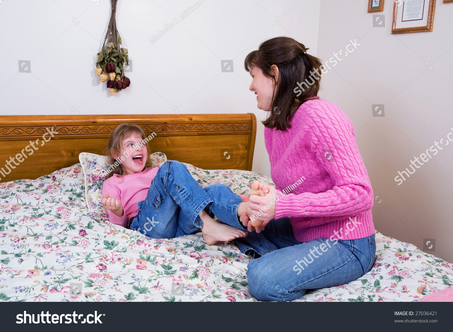 Mother Tickling Her Laughing Elementary Daughter库存照片27036421 Shutterstock