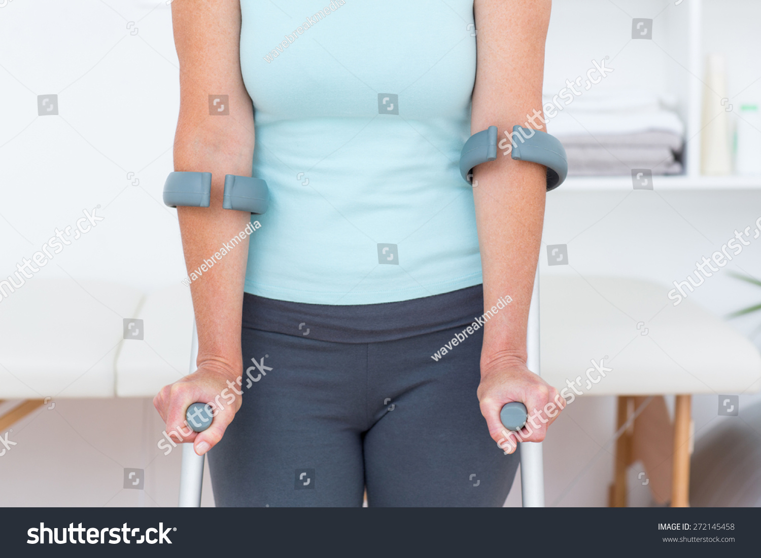 Frau mit Krücke im medizinischen Amt Stockfoto 272145458 Shutterstock.