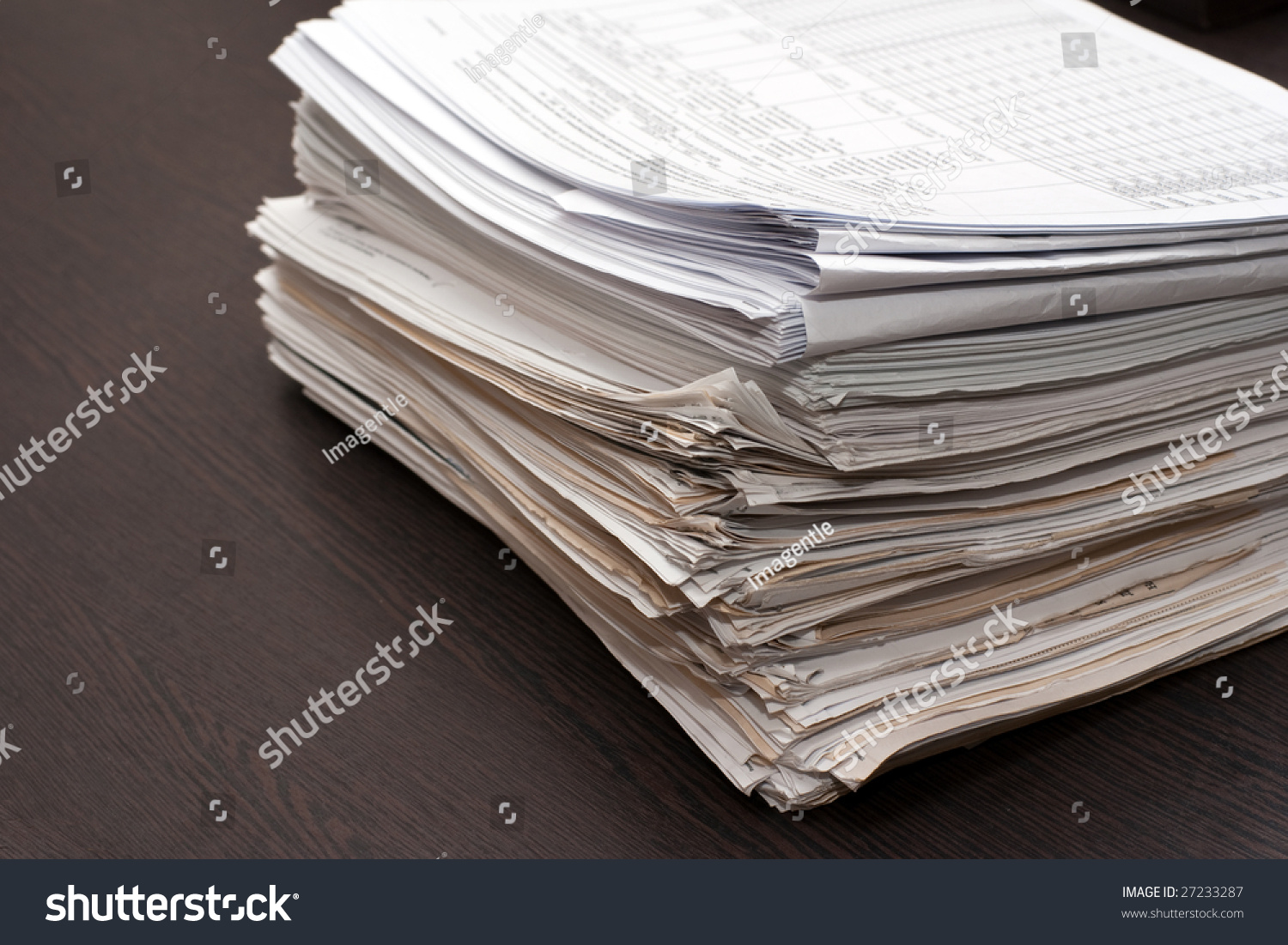 Пачки бухгалтерских бумаг на столе