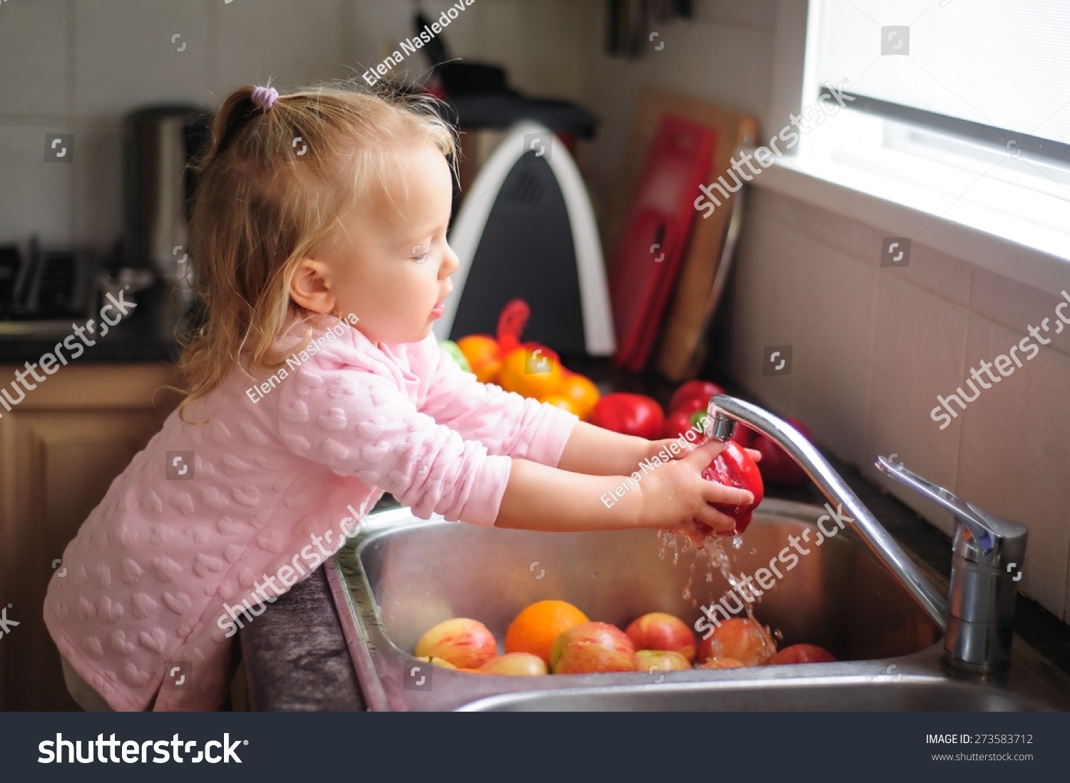 Тщательно. Ребенок моет овощи и фрукты. Ребенок моет фрукты. Мытье овощей детьми. Моем фрукты для детей.