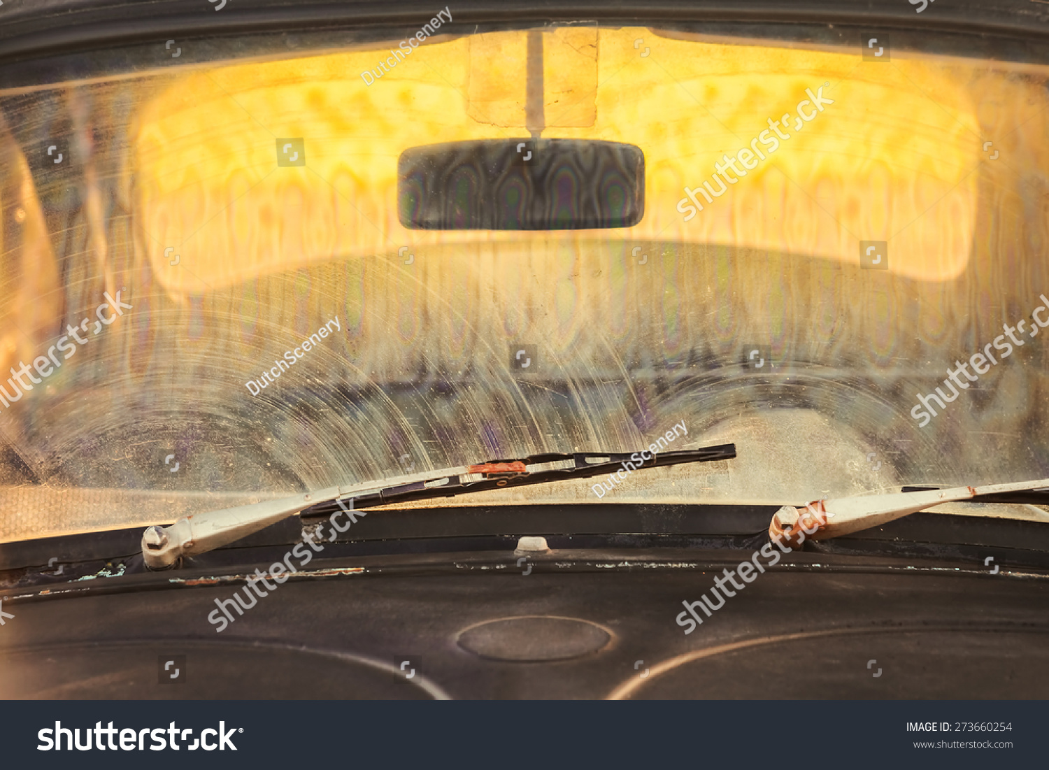 Грязное стекло автомобиля