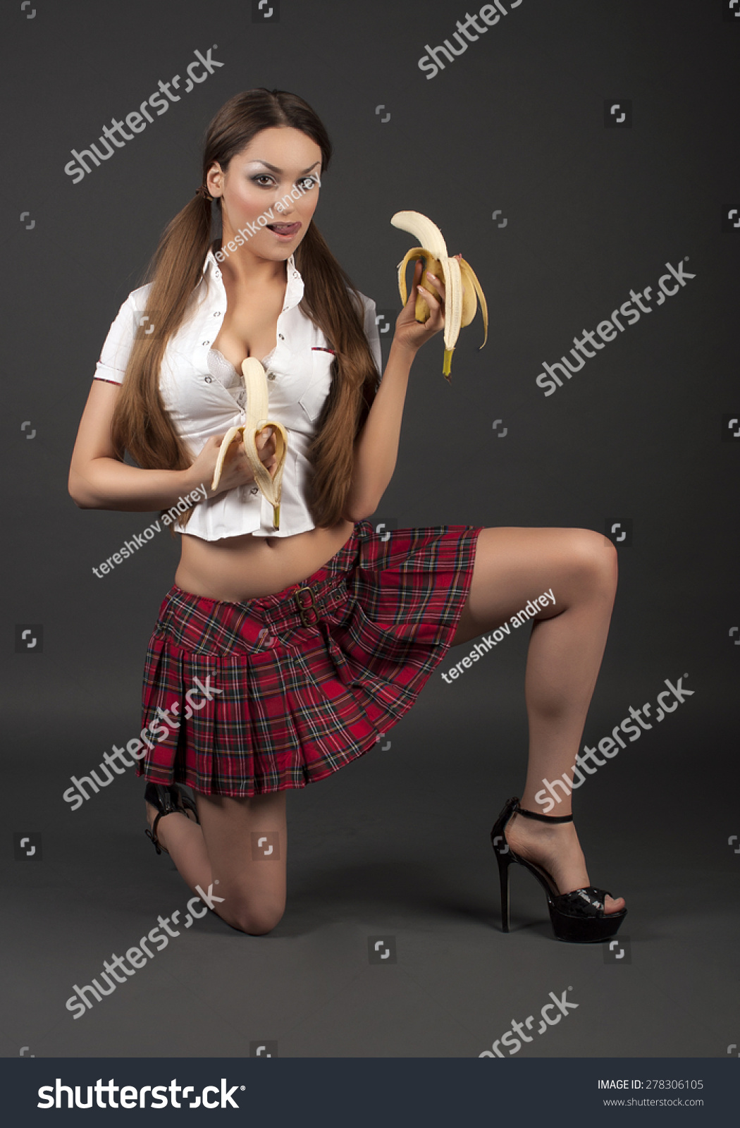 Sexy Girl Eating Bananas On Black Stockfoto 278306105 Shutterstock