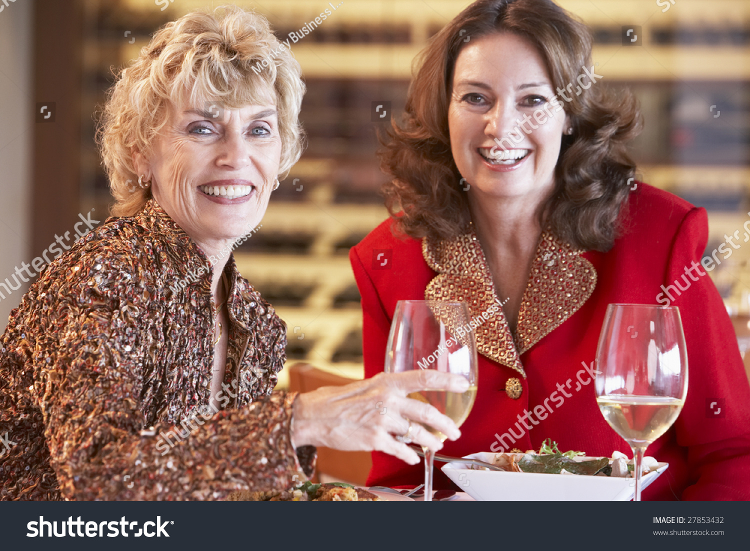 Подружки 50 лет. Две женщины в возрасте. Две женщины средних лет. Взрослая женщина в ресторане. Пожилая женщина в ресторане.