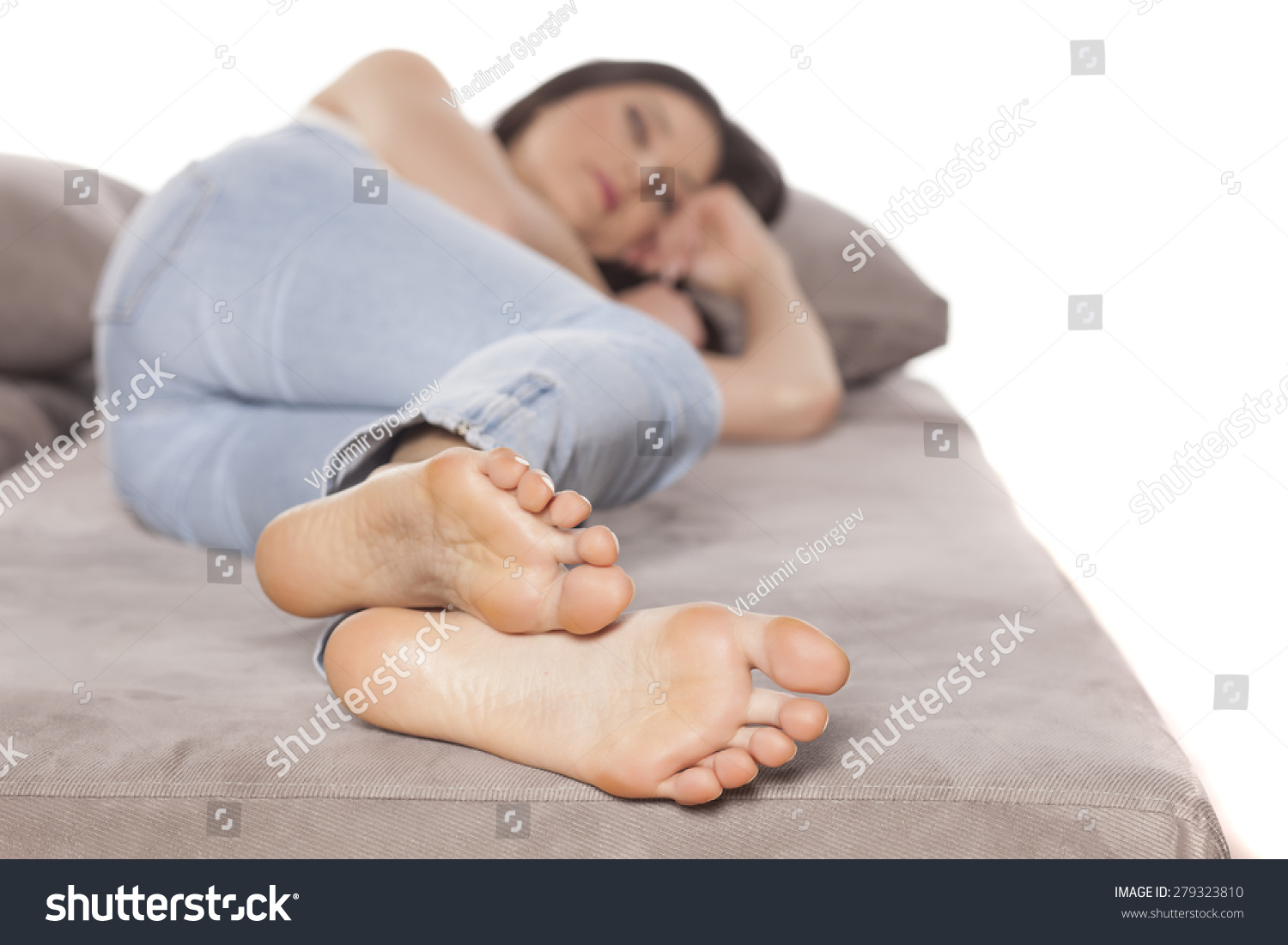 Девушка спит босиком