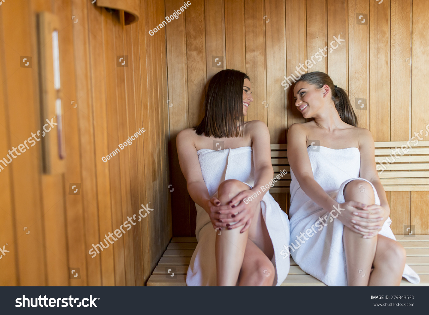 мы с сестрой моемся в бане голыми фото 60