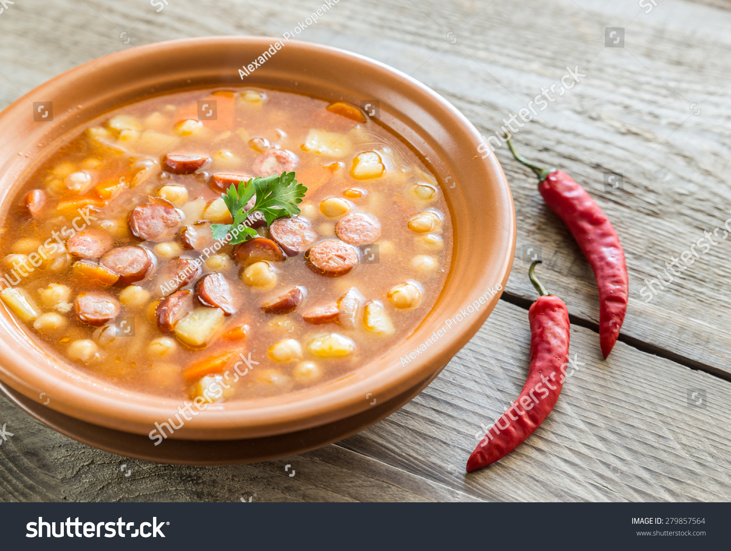 Фасолевый суп с охотничьими колбасками