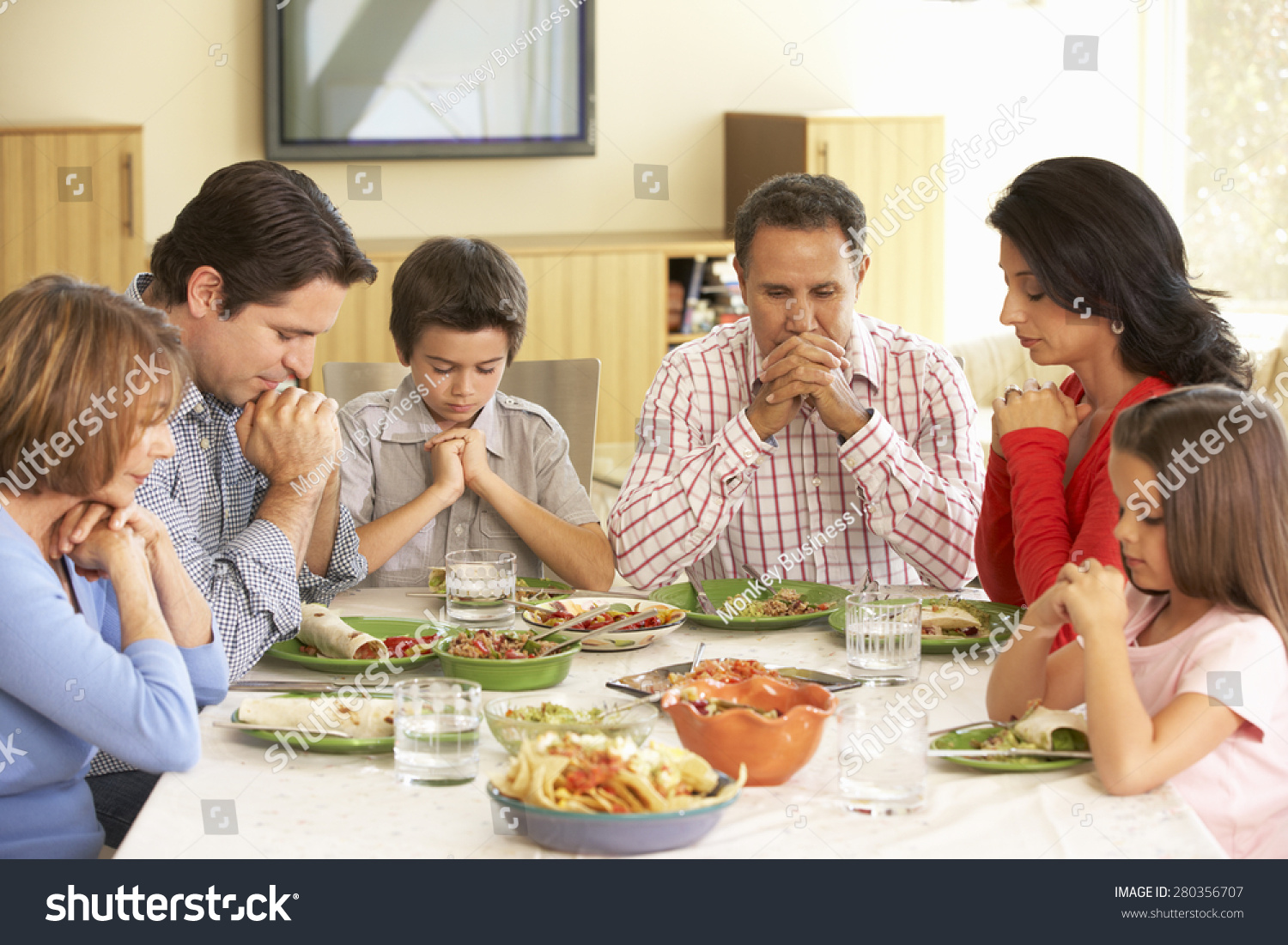 Family say. Семья молится за столом. Человек молится перед едой. Семья молится перед едой. Семья перед столом.