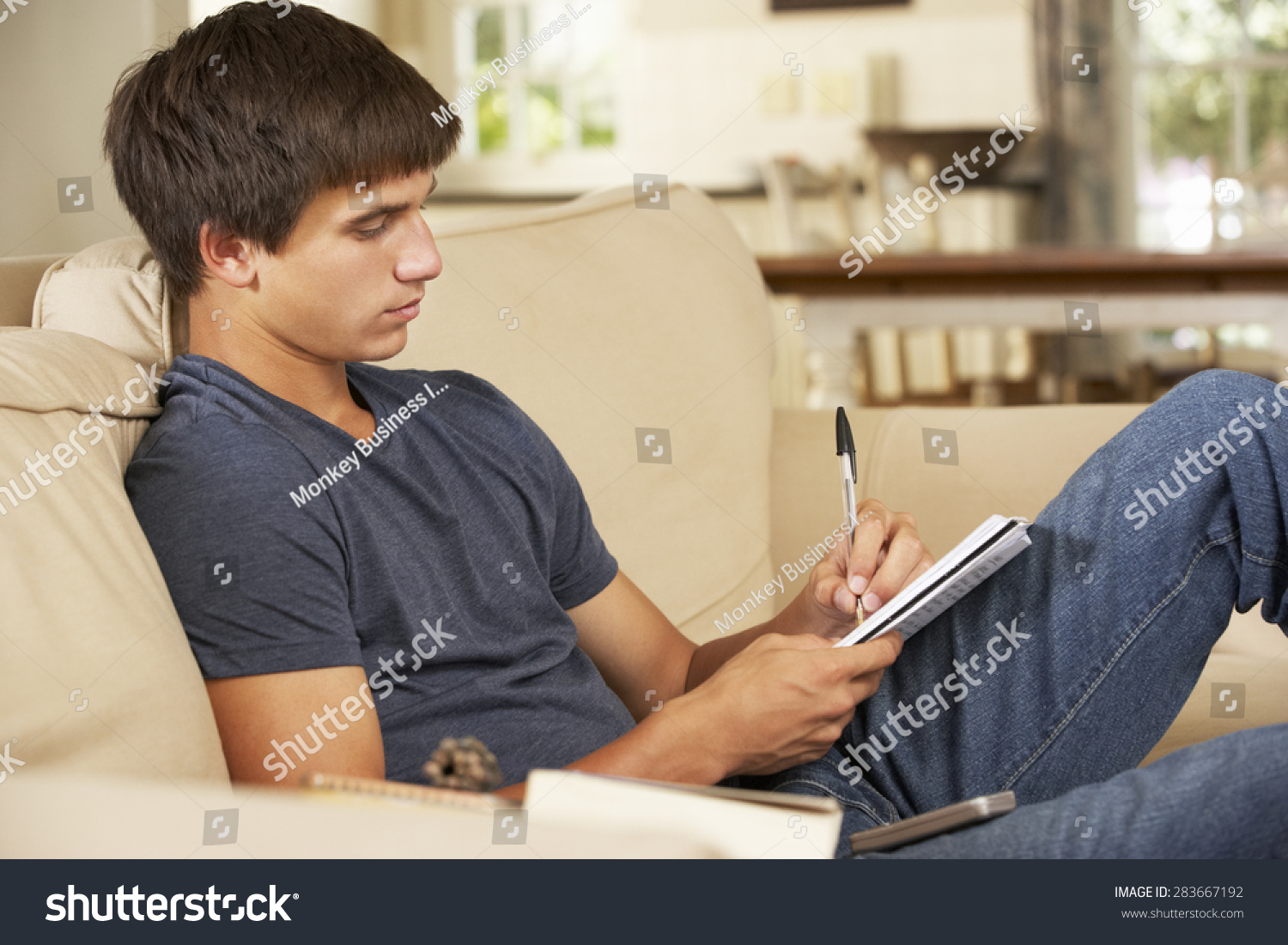 Подросток сидит на диване