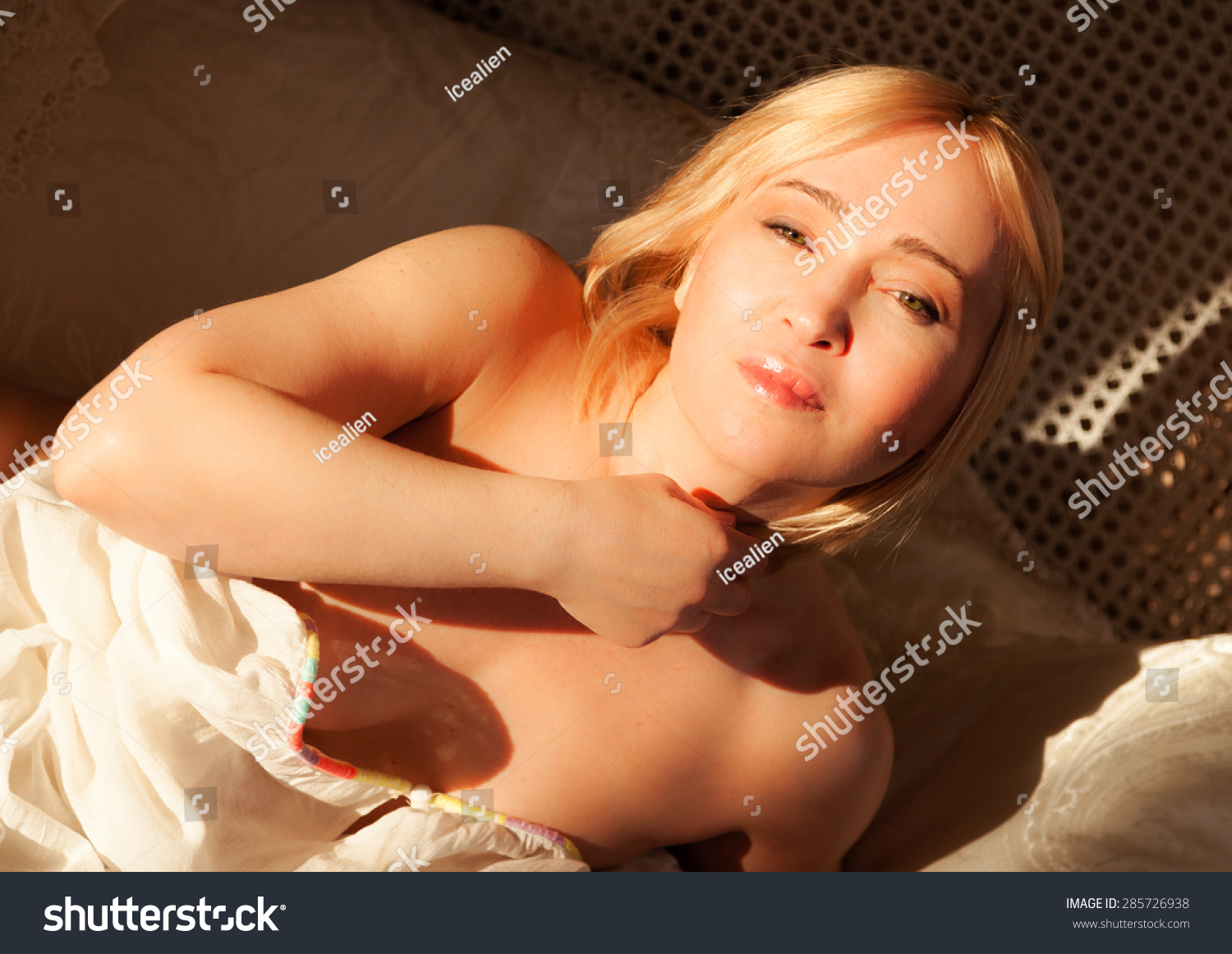 Naked Woman Bed Looking Camera Foto Stock Shutterstock