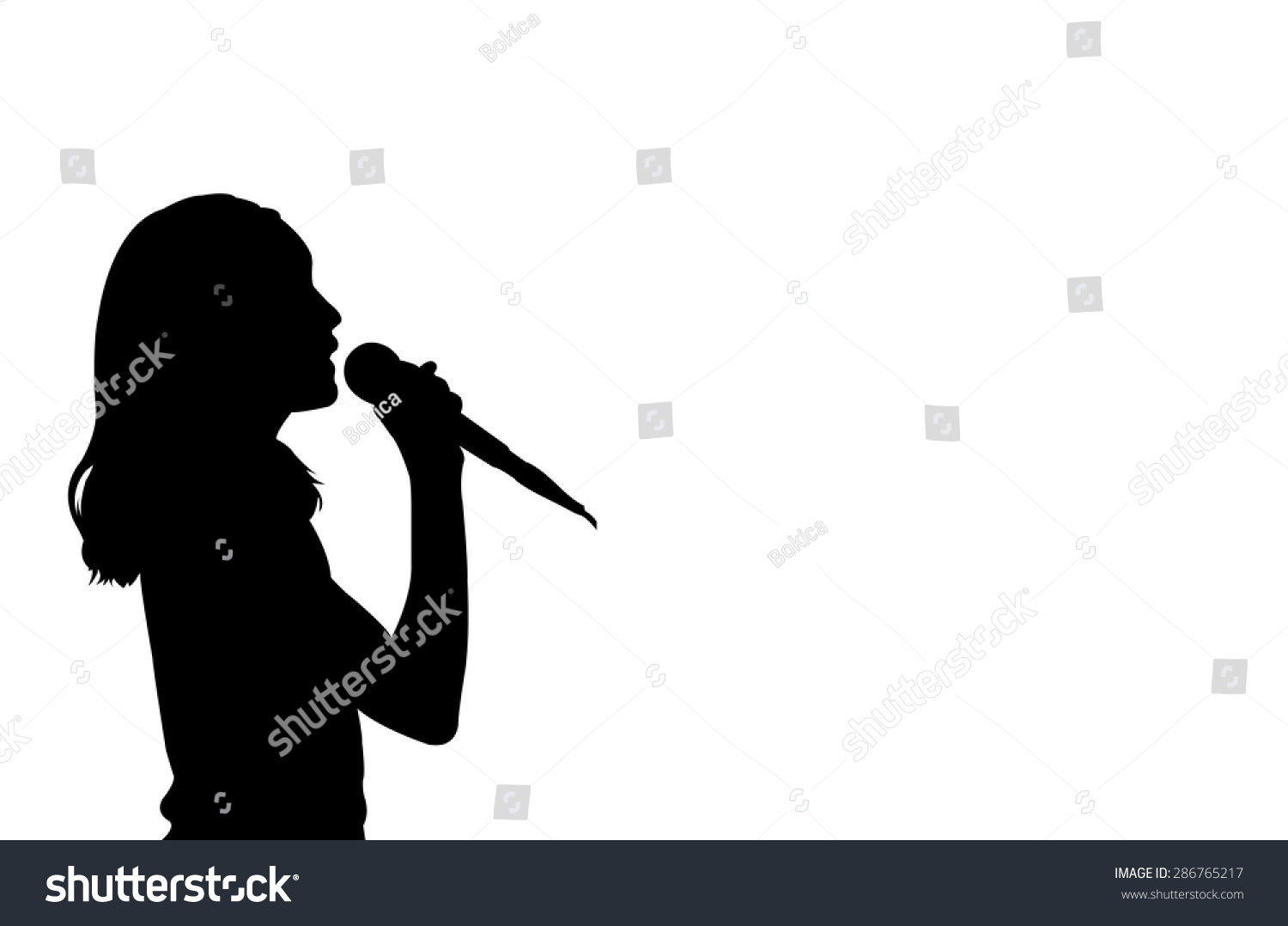 Силуэт певицы с микрофоном