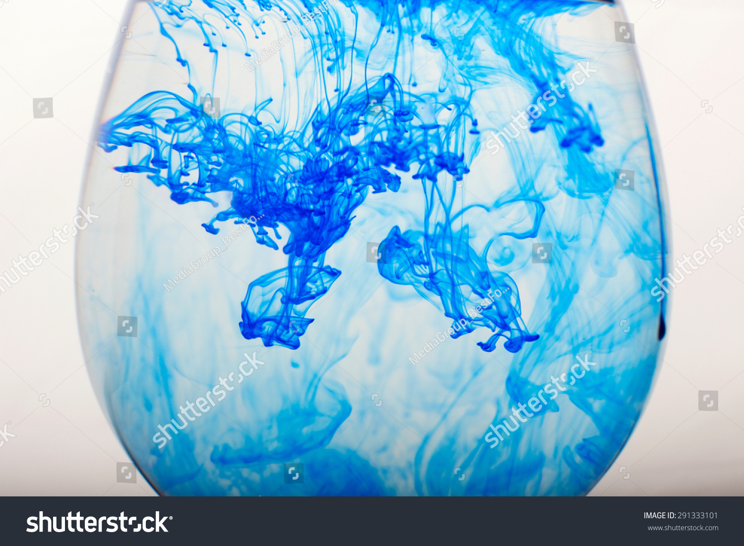 В сосуде смешали воду. Краска в воде. Диффузия краска в воде. Растворение краски в воде. Краска в стакане с водой.