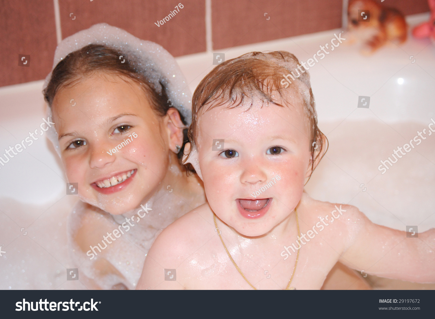 Сестра моет маленькую сестру. Сестренка в ванной. Сестра в ванне. Сестренки в ванне. Младшая сестра в ванне.
