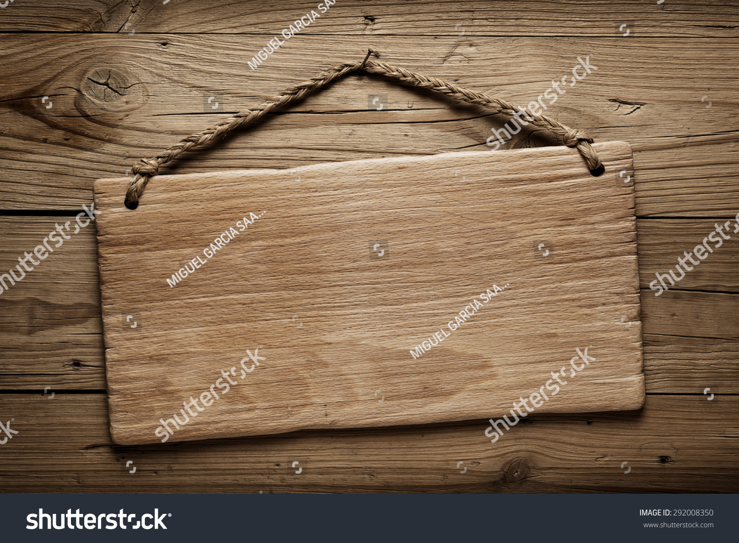 Вывеска на деревянной стене