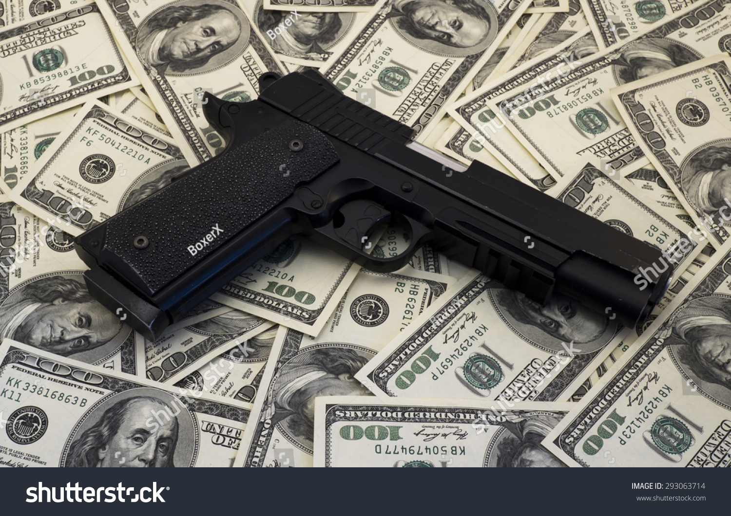 пистолет деньги на столе