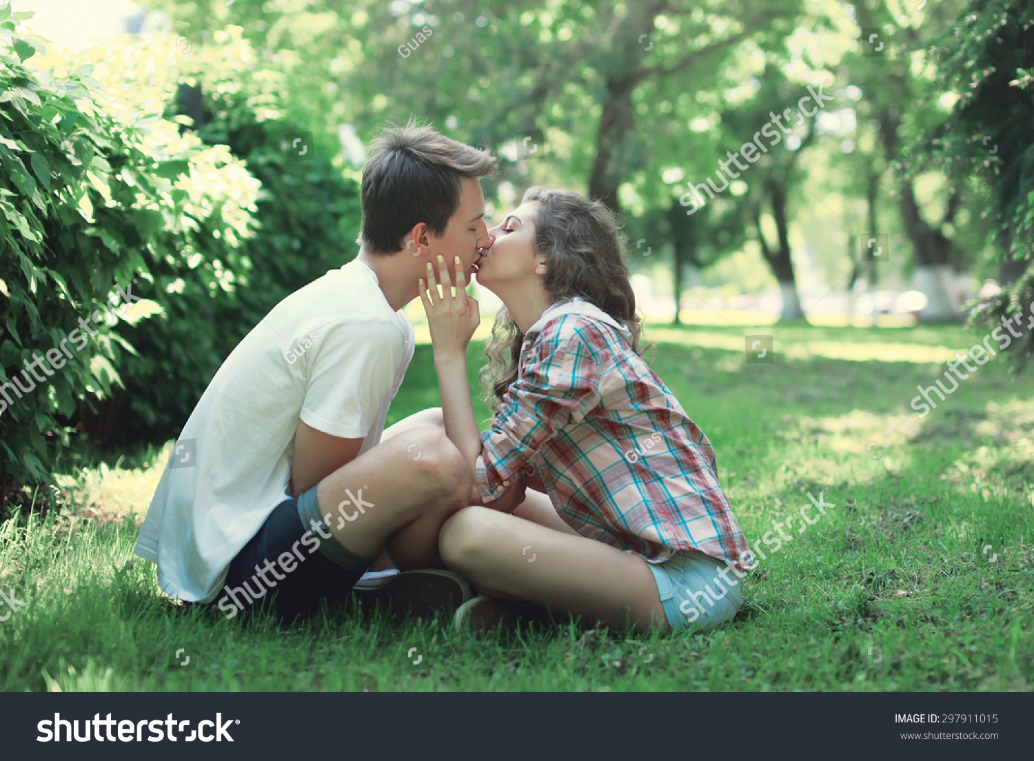 Joven Pareja Enamorada Sentada En El Foto De Stock 297911015 Shutterstock