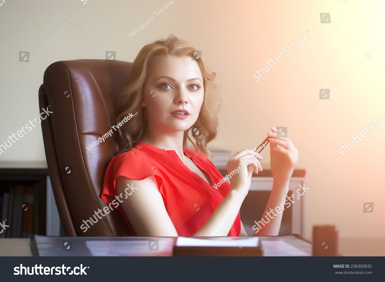 Деловая женщина в кресле