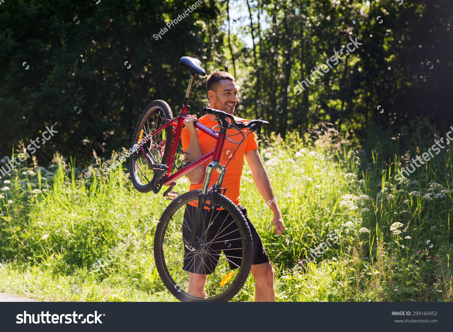 Men ride girl. Счастливая на велосипеде. Радостный велосипедист. Woman riding man. Carry Light riding.