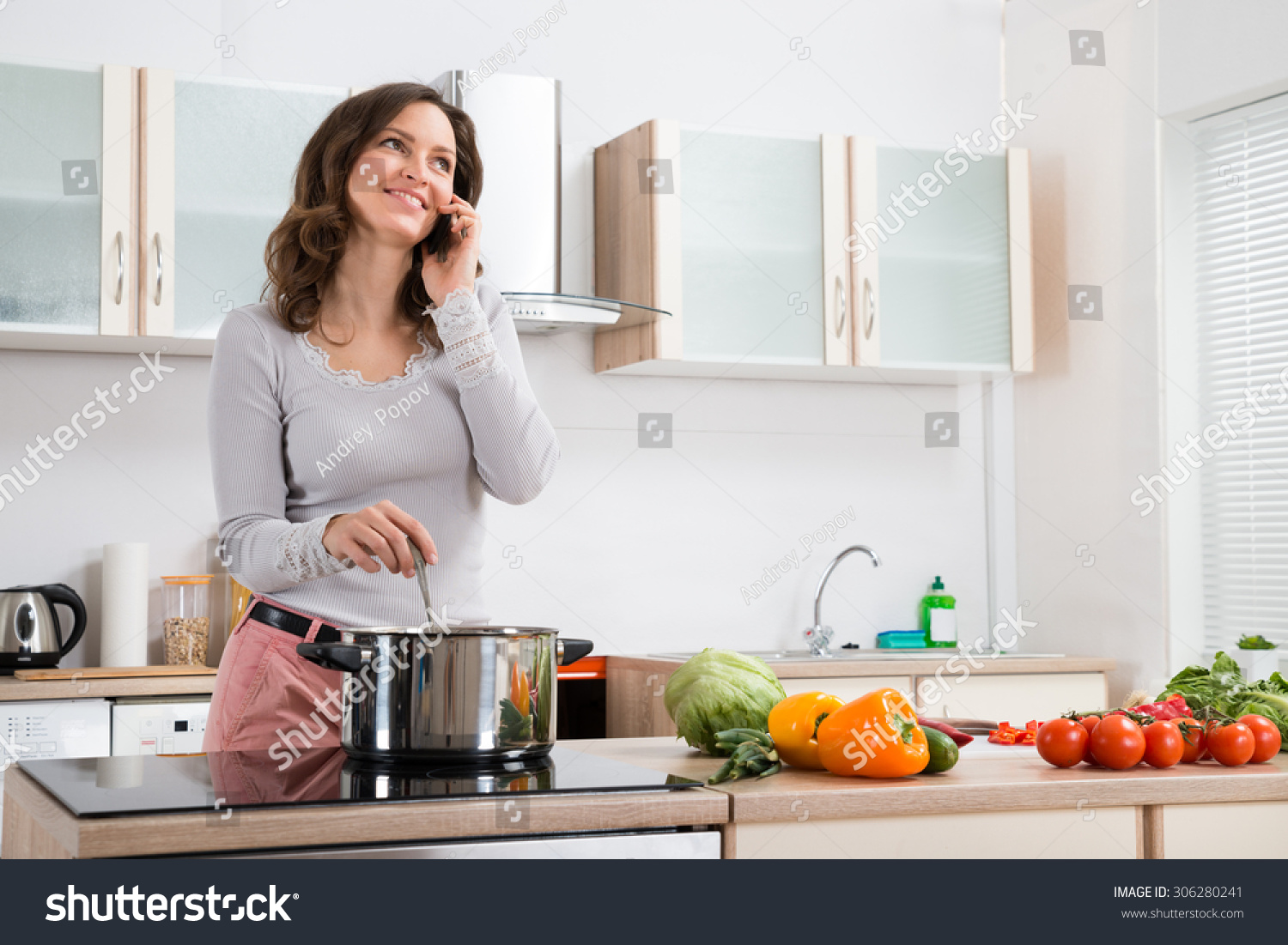 Включи то на кухне. Женщина на кухне. Полная женщина на кухне. Женщина на кухне с посудой. Девушка готовит на кухне.