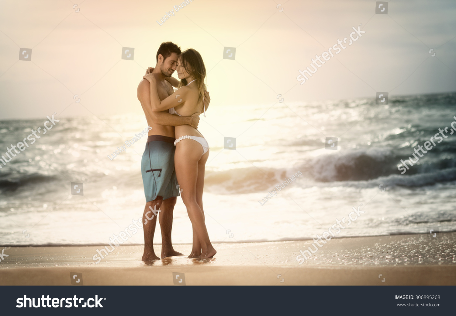 любовники на пляже