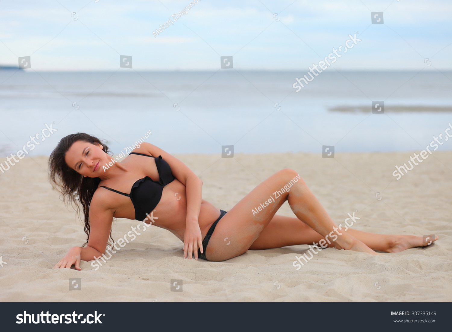 Елена Ксенофонтова в купальнике на море
