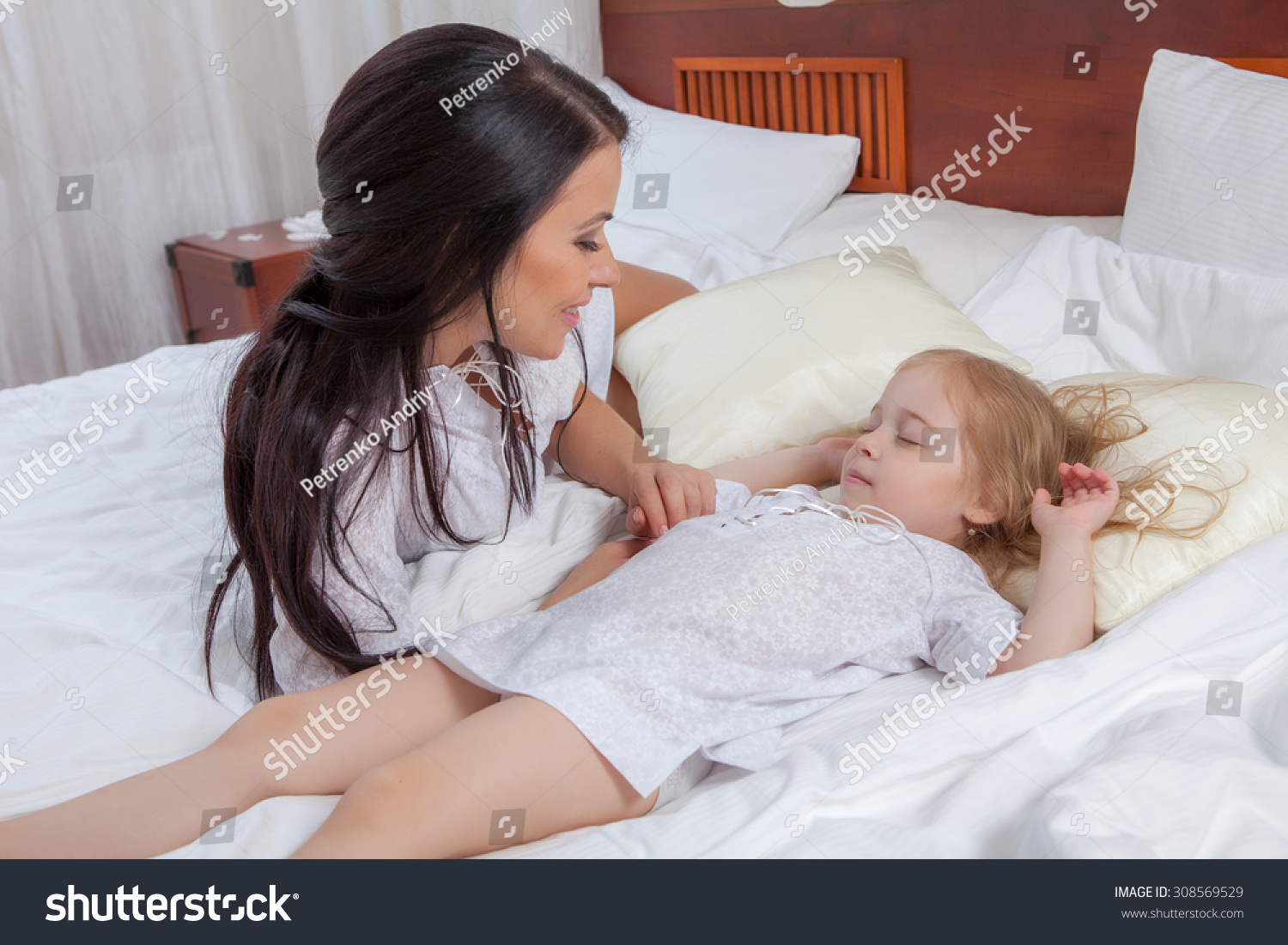 дочь с мамой в постели эротика фото 2