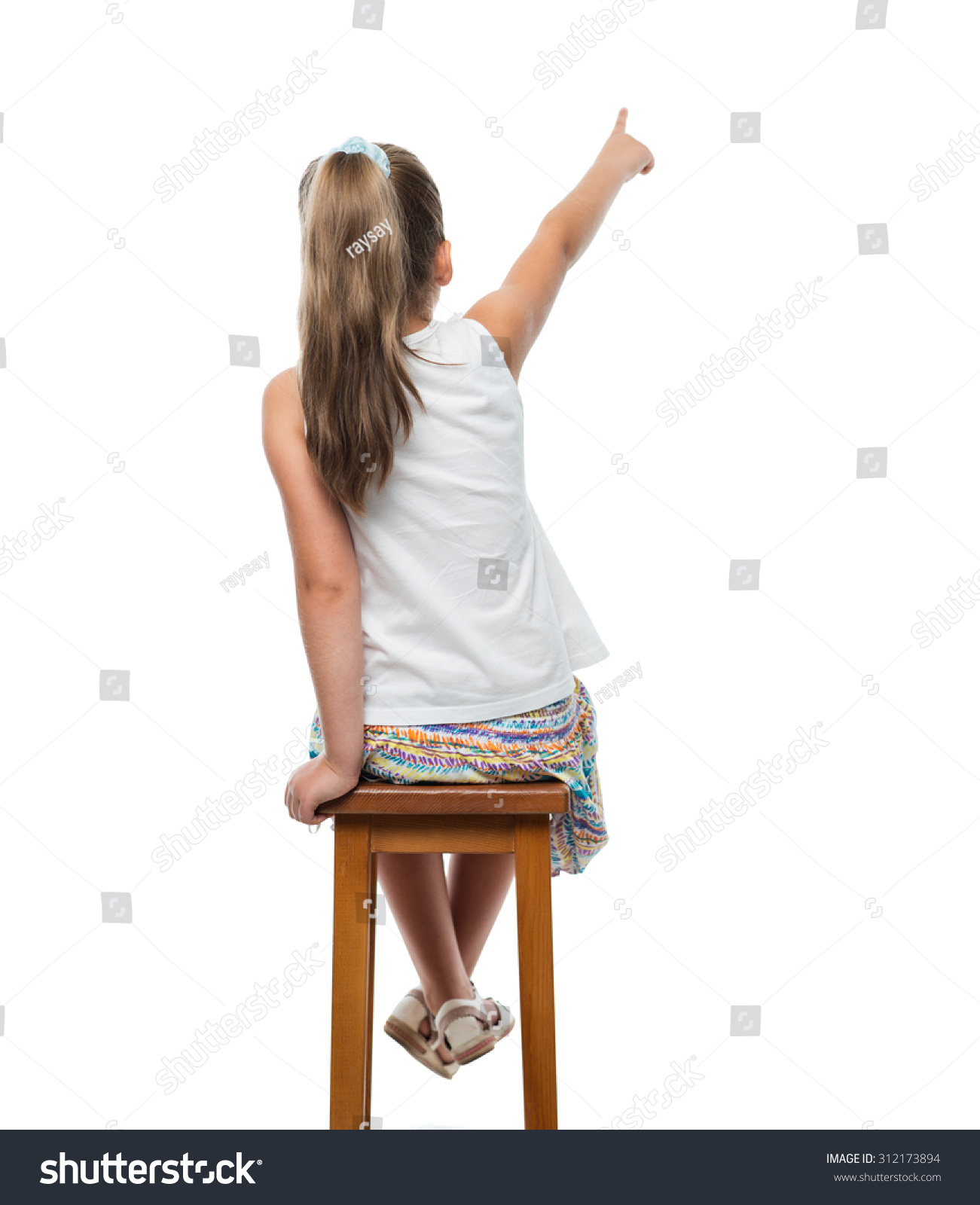 ребенок сидит на стуле