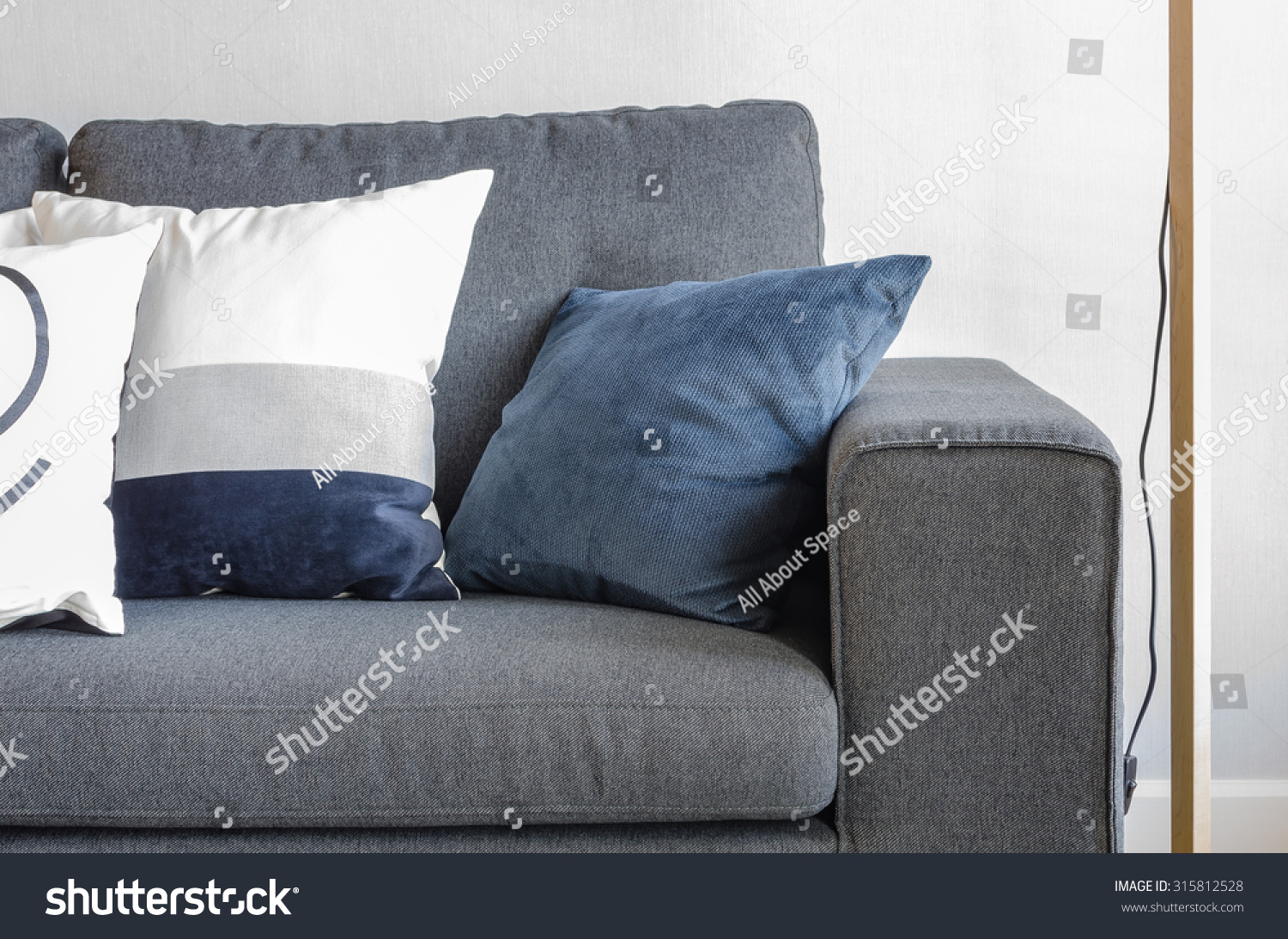 Серый диван с синими подушками
