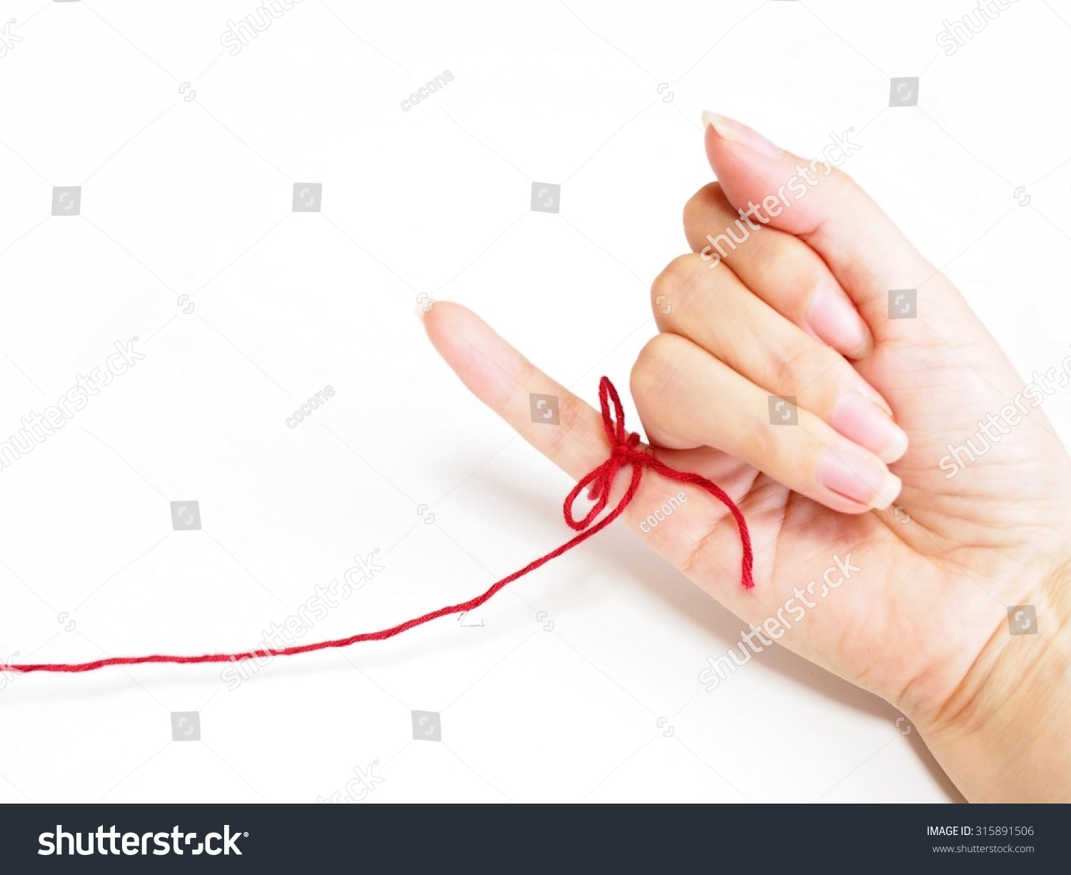 Клубок красных ниток в руках
