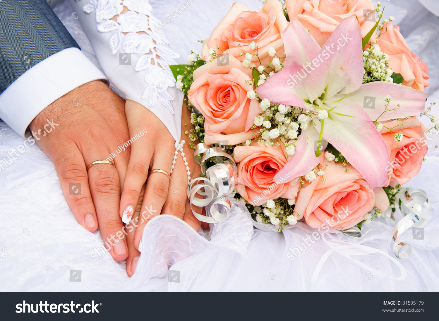 Букет цветов с обручальными кольцами