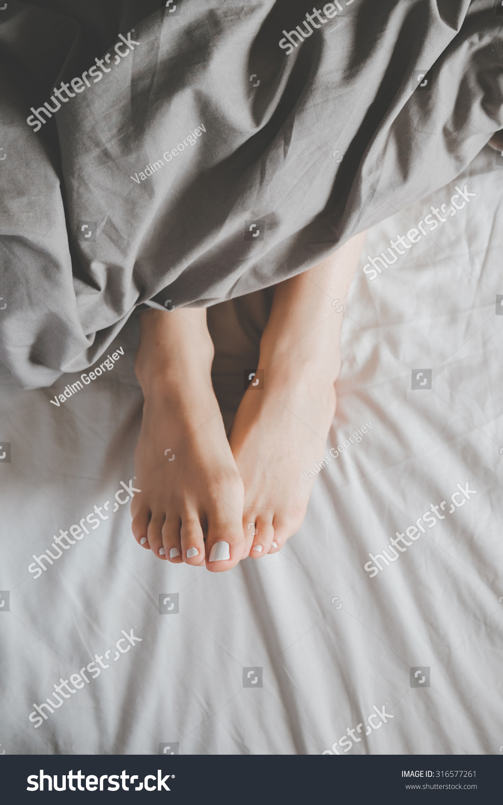 Ножки из под одеяла