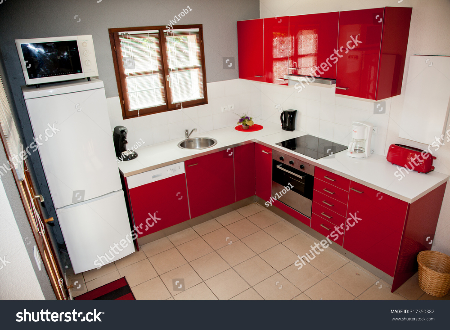 дизайн маленькой красной кухни фото