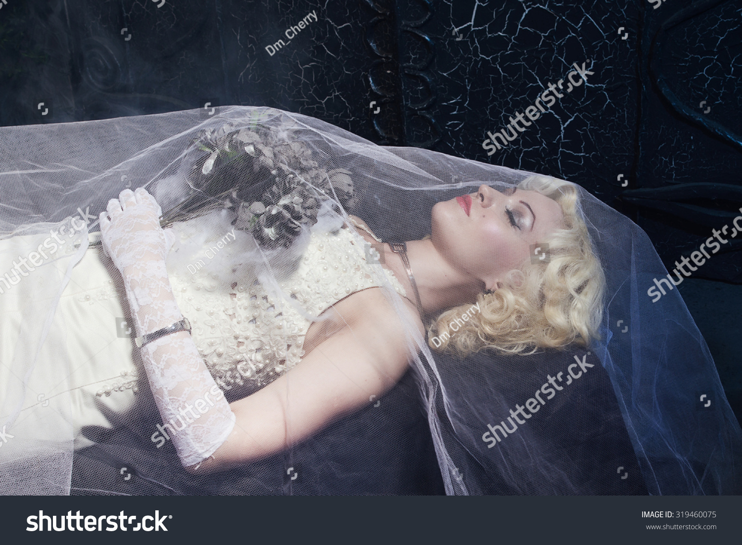 Девушки в гробу в свадебном платье