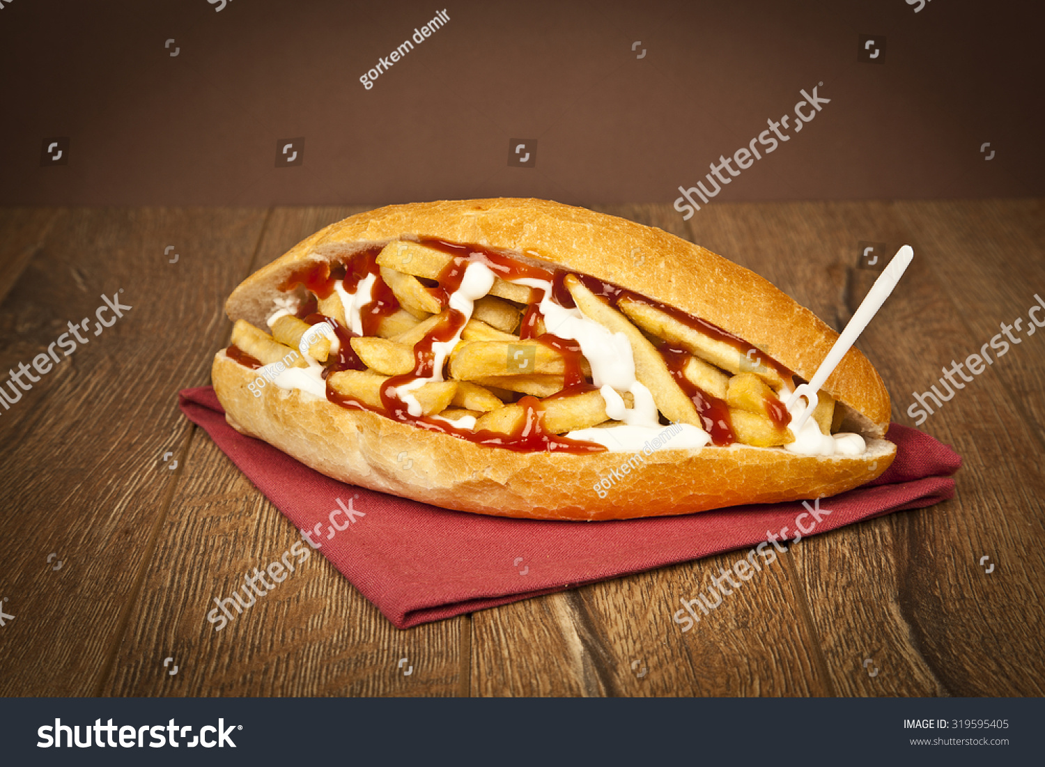 Griechisches und türkisches Gyros gefülltes Sandwich Stockfoto ...