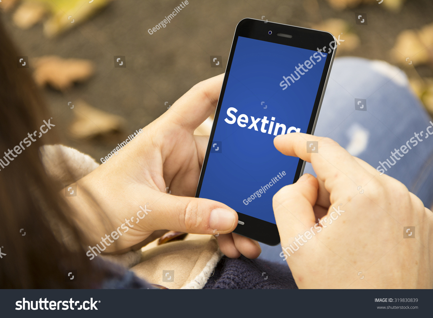 Concepto De Sexting Mujer Sosteniendo Un Foto De Stock 319830839 Shutterstock