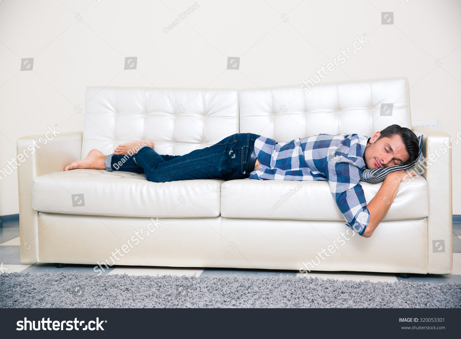 Ничем просто лежу на диване. Человек на диване. Спящий парень на диване. Человек лежит на диване. Человек лежит на спине на диване.